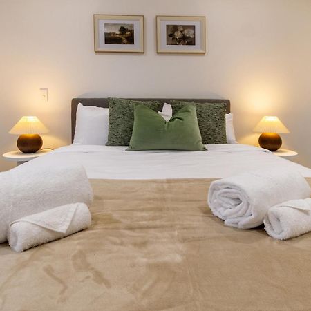 Urban Retreat: 2-Br Gem In Central Christchurch Appartement Buitenkant foto