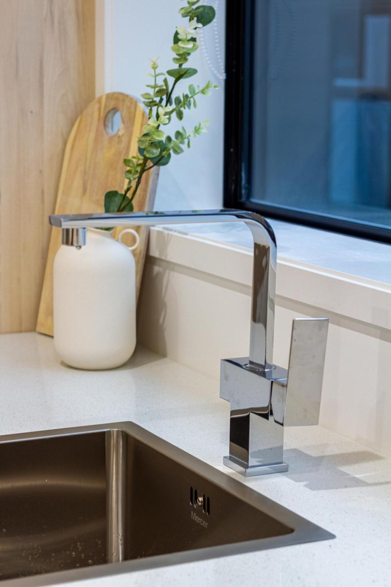 Urban Retreat: 2-Br Gem In Central Christchurch Appartement Buitenkant foto