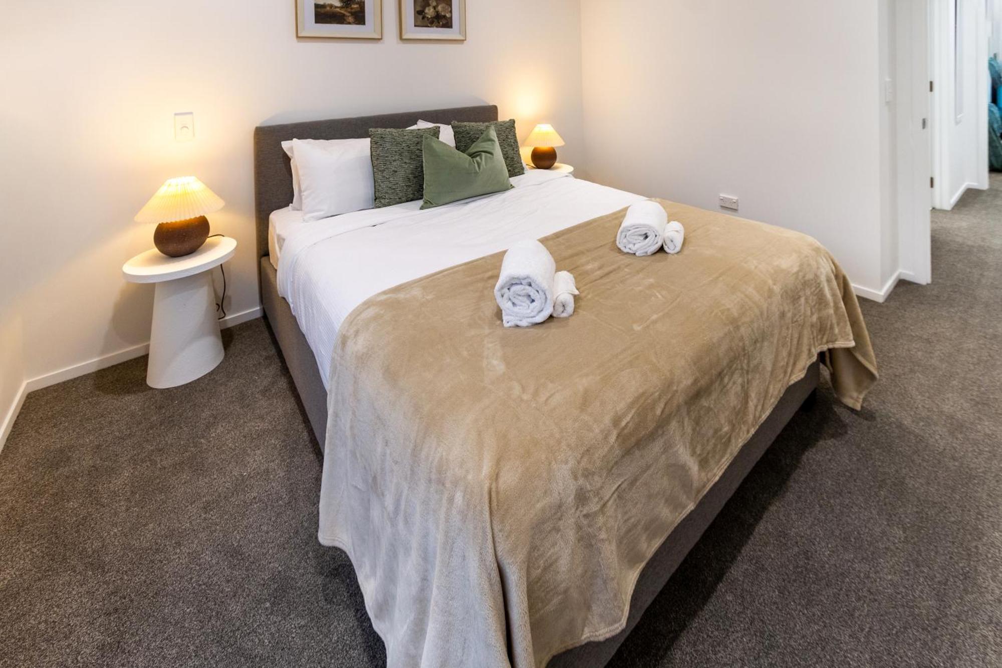 Urban Retreat: 2-Br Gem In Central Christchurch Appartement Buitenkant foto