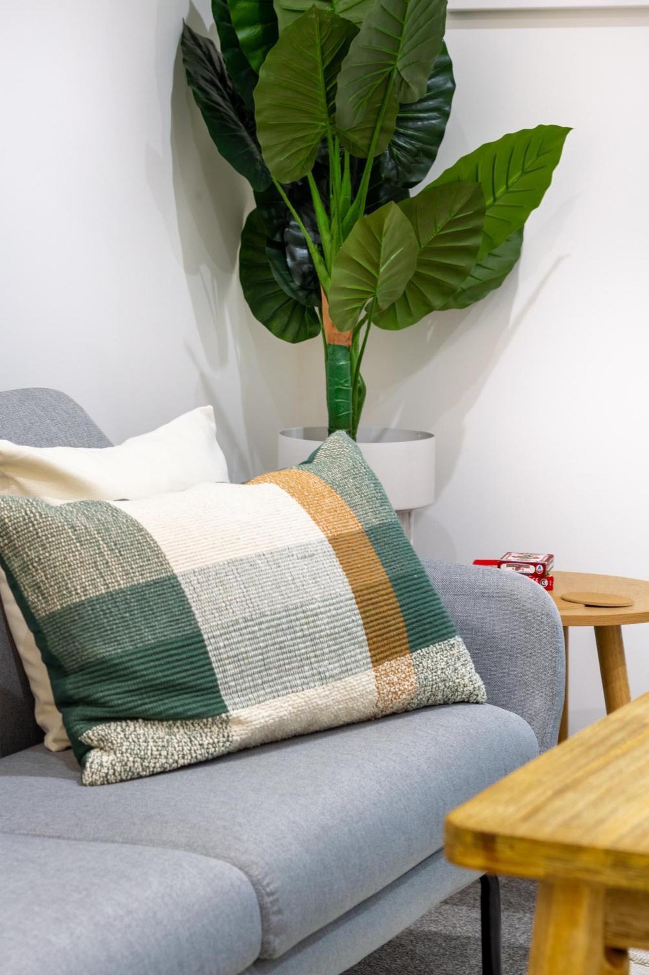 Urban Retreat: 2-Br Gem In Central Christchurch Appartement Buitenkant foto